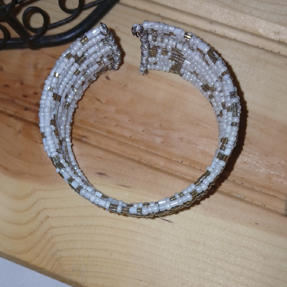 Vintage White and Gold Seed Beaded Bracelet - Picture 3 of 4